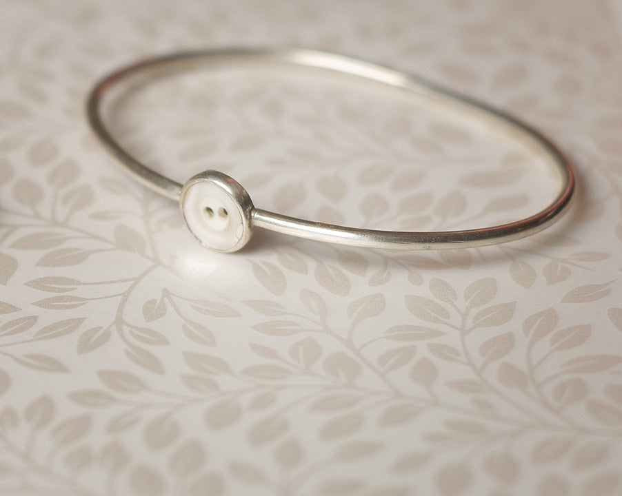 Round section bangle with button